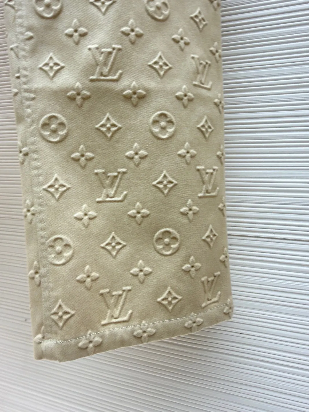LOUIS VUITTON fully embossed denim trousers ●Original version: Purchased and developed by 16599 ●Item number: 1680985-B75 ●Fabric: Denim denim fabric ●Technology: embossed embossing ●Version: fitted version ●Weight: about 940 grams ●Size: S-M-L-XL ●Description: Made of customized denim fabric, monogram three-dimensional embossing all over, classic brand logo pattern on the front and back, brown brand embossed leather tag on the back waist, white engraved beaded buttons, and white beaded nails on the pockets. It can be matched with tops of the same season to create a fashionable look. Customized accessories, complete with three labels, same style for men and women!
